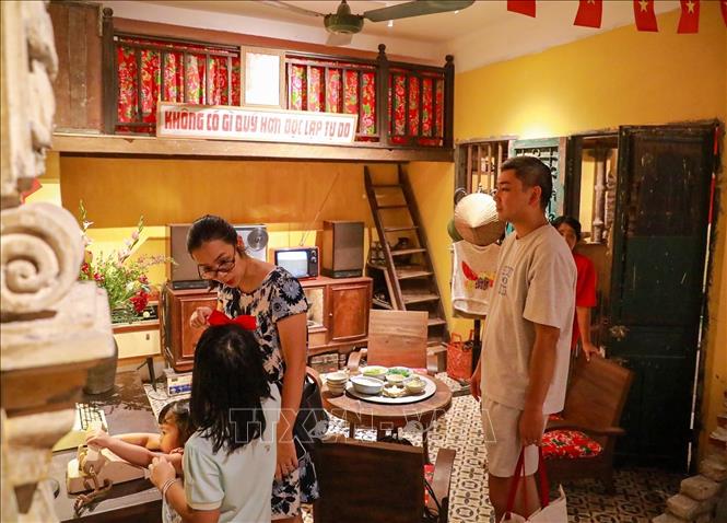 Điểm đặc biệt của “Tour Yêu nước - Không gian Bao cấp” là cách tiếp cận liên thế hệ: gợi ký ức cho người lớn, đồng thời giúp người trẻ, trẻ em lần đầu “chạm” vào những câu chuyện xưa. Ảnh: Khánh Hoà - TTXVN