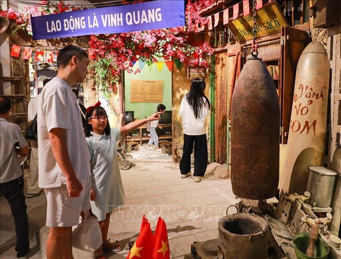 Không chỉ là một không gian trưng bày, “Tour Yêu nước - Không gian Bao cấp” hướng tới một hình thức trải nghiệm lịch sử mới mẻ, nơi ký ức được đánh thức bằng nhiều giác quan và trở thành cầu nối giữa các thế hệ. Ảnh: Khánh Hoà - TTXVN