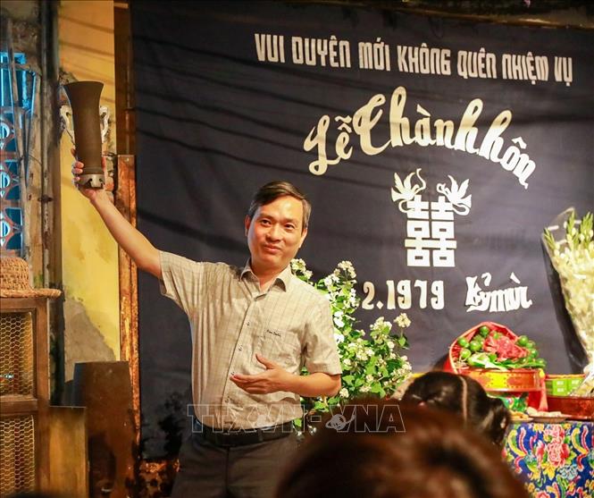 Ông Nguyễn Dân Huy, Phó Chủ tịch UBND phường Ba Đình, Hà Nội, giới thiệu với khách tham quan về “Tour Yêu nước - Không gian Bao cấp”. Ảnh: Khánh Hoà - TTXVN

