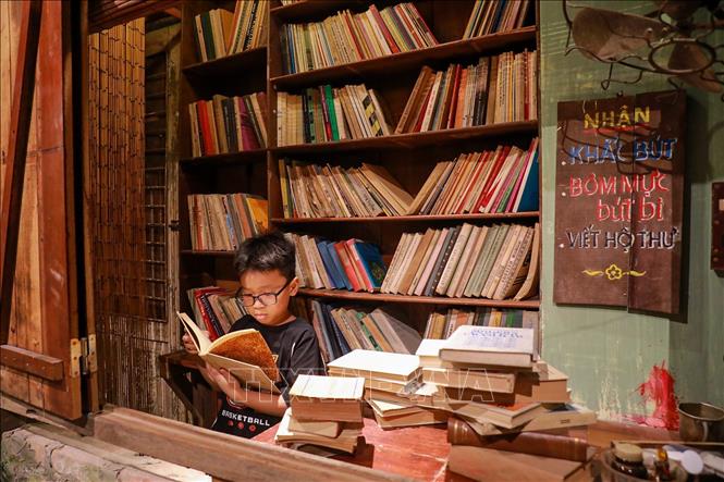Không chỉ là một không gian trưng bày, “Tour Yêu nước - Không gian Bao cấp” hướng tới một hình thức trải nghiệm lịch sử mới mẻ, nơi ký ức được đánh thức bằng nhiều giác quan và trở thành cầu nối giữa các thế hệ. Ảnh: Khánh Hoà - TTXVN