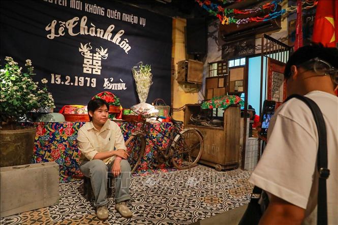Không chỉ là một không gian trưng bày, “Tour Yêu nước - Không gian Bao cấp” hướng tới một hình thức trải nghiệm lịch sử mới mẻ, nơi ký ức được đánh thức bằng nhiều giác quan và trở thành cầu nối giữa các thế hệ. Ảnh: Khánh Hoà - TTXVN