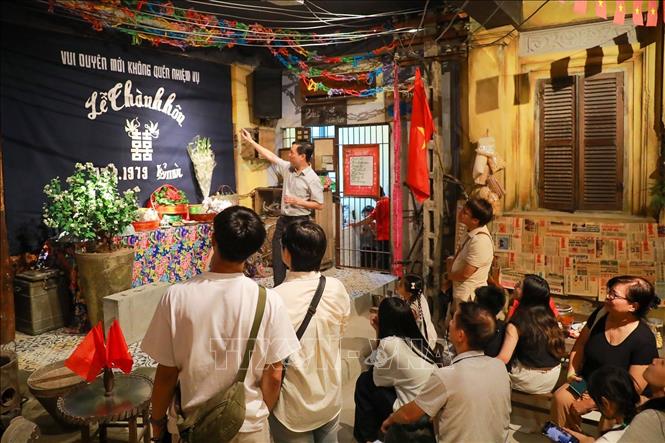 Qua những trải nghiệm trực tiếp, “Tour Yêu nước” đưa quá khứ đến gần hiện tại, để từ những điều bình dị của đời sống, người tham gia cảm nhận rõ hơn sức sống, sự kiên cường và nét đẹp văn hóa của người Hà Nội. Ảnh: Khánh Hoà - TTXVN