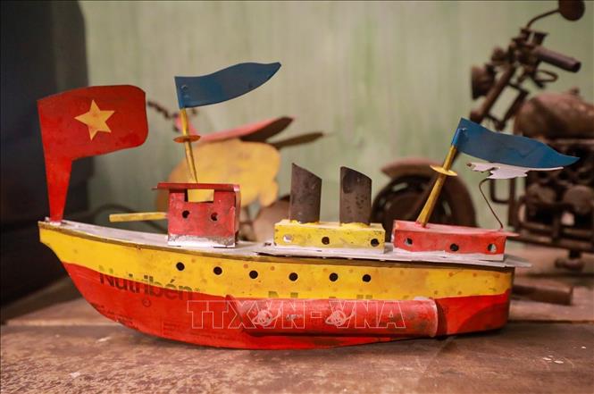 Một chiếc tàu thủy sắt tây - món đồ chơi Trung thu truyền thống mang đậm tính hoài niệm và là ký ức tuổi thơ của rất nhiều thế hệ người Việt Nam. Ảnh: Khánh Hoà - TTXVN