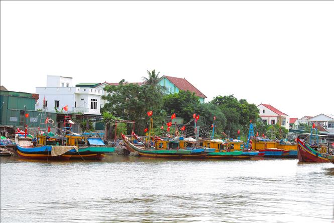 Hàng trăm tàu cá của ngư dân làng biển xã Diễn Châu được trang trí bằng cờ Tổ quốc dịp Quốc khánh 2/9, sắc thắm của cờ Tổ quốc đã điểm tô và làm bừng sáng không gian các làng biển. Ảnh: Xuân Tiến - TTXVN
