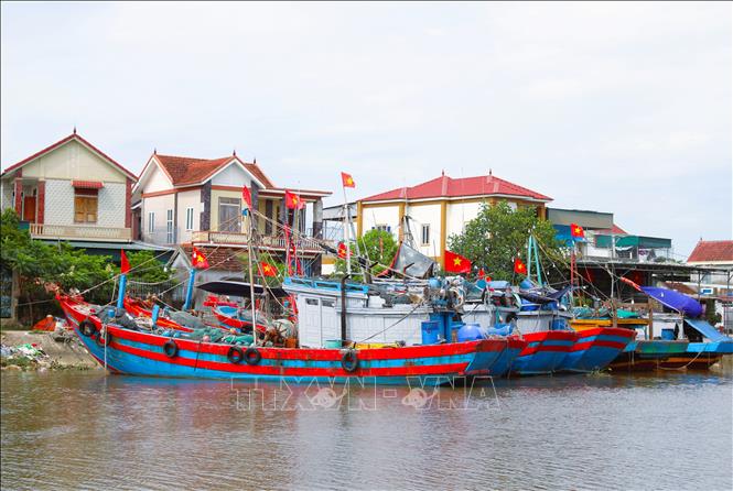 Dịp Quốc khánh 2/9, cờ Tổ quốc được ngư dân làng biển xóm Chiến Thắng (xã Diễn Châu, Nghệ An) cắm tại những vị trí trang trọng, dễ thấy như mũi, cột và nóc buồng lái trên các tàu cá công suất lớn đang neo đậu trên sông Diễn Thủy. Ảnh: Xuân Tiến - TTXVN