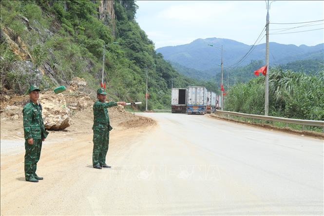 Bộ đội biên phòng Cửa khẩu Tân Thanh (Lạng Sơn) trực đảm bảo giao thông tại điểm sạt lở đất đá trên tuyến đường ra vào khu vực cửa khẩu. Ảnh: Quang Duy – TTXVN
