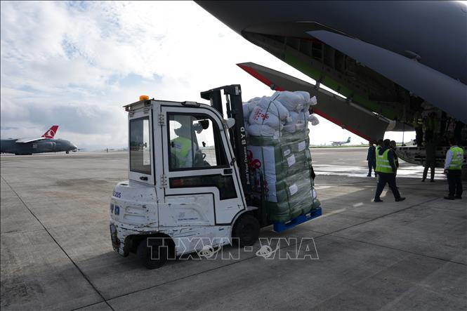 Nhân viên bốc dỡ hàng viện trợ của Trung Quốc tại sân bay quốc tế Tribhuvan ở Kathmandu, Nepal ngày 30/8/2026. Ảnh: THX/TTXVN phát