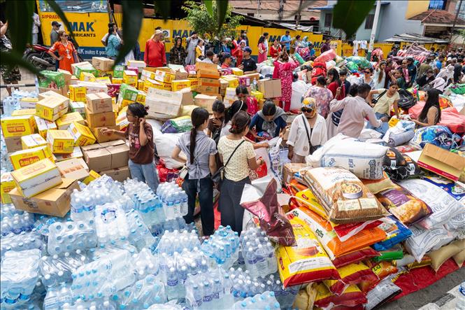 Các tình nguyện viên phân loại hàng cứu trợ người dân Nepal bị ảnh hưởng của trận lũ quét và lở bùn đất, tại thủ đô Kathmandu, ngày 28/8/2026. Ảnh: THX/TTXVN phát