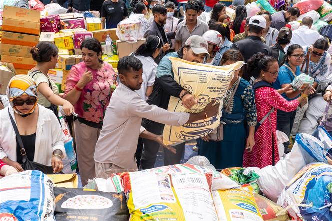 Tình nguyện viên Nepal phân phát hàng cứu trợ người dân bị ảnh hưởng của trận lũ quét và lở bùn đất, tại thủ đô Kathmandu, Nepal ngày 28/8/2026. Ảnh: THX/TTXVN phát