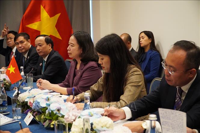 Phó Chủ tịch nước Võ Thị Ánh Xuân và các đại biểu đoàn Việt Nam tại cuộc gặp. Ảnh: Tâm Hằng, phóng viên TTXVN tại SNG