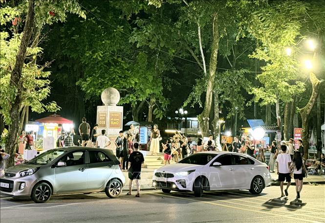 Km0 Hà Giang vào buổi tối thu hút du khách đến tham quan, chụp ảnh lưu niệm. Ảnh: Đức Thọ - TTXVN.