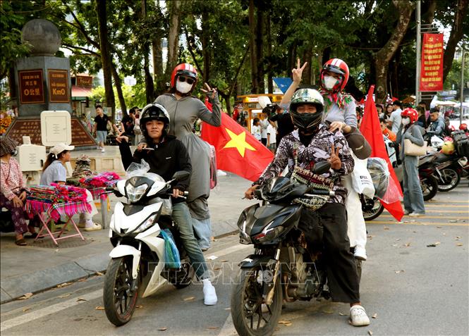 Các bạn trẻ hào hứng chuẩn bị chuyến du lịch phượt bằng xe máy lên vùng Cao nguyên đá Đồng Văn. Ảnh: Đức Thọ - TTXVN.