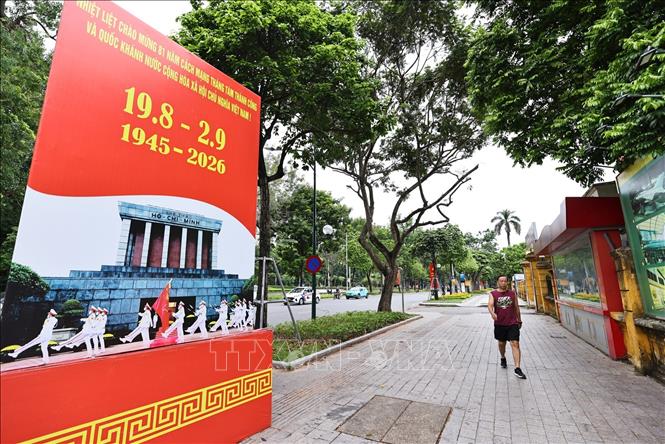 Các pa nô, khẩu hiệu tuyên truyền được trang trí tại những khu vực trung tâm, di tích lịch sử và các vị trí dễ quan sát trên phố Điện Biên Phủ. Ảnh: Minh Đức – TTXVN
