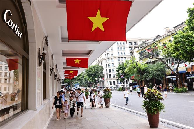 Cờ Tổ quốc cỡ lớn được bố trí tại khu vực trung tâm thương mại Tràng Tiền Plaza. Ảnh: Minh Đức – TTXVN