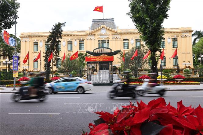 Cờ hoa được trang trí rực rỡ tại khu vực Tòa nhà Bắc Bộ phủ. Ảnh: Minh Đức – TTXVN