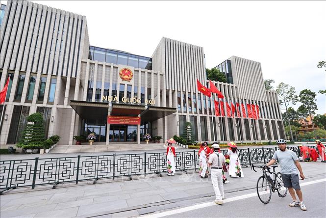 Cờ Tổ quốc cỡ lớn được bố trí tại khu vực trước tòa nhà Quốc hội. Ảnh: Minh Đức – TTXVN