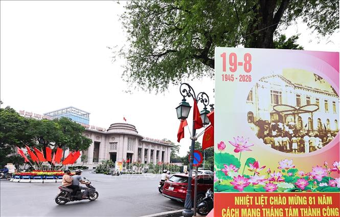 Pano tuyên truyền cỡ lớn được bố trí tại khu vực trước trụ sở Ngân hàng Nhà nước Việt Nam. Ảnh: Minh Đức – TTXVN