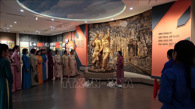 Hướng dẫn viên giới thiệu về lịch sử hình thành cũng như ý chí và lòng kiên trung của cán bộ, chiến sĩ cách mạng và đồng bào yêu nước từng bị giam cầm, tra tấn ở Nhà lao Hội An. Ảnh: Đỗ Trưởng – TTXVN