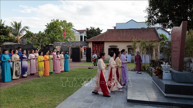 Du khách dâng hương tri ân tại bia tưởng niệm ở Nhà lao Hội An. Ảnh: Đỗ Trưởng – TTXVN