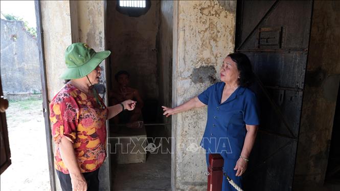Anh hùng lực lượng vũ trang nhân dân Võ Thị Hóa (áo xanh) và bà Phạm Thị Thu, những người từng bị giam cầm tại Nhà lao Hội An, thăm lại khu vực xà lim, hay còn gọi là khu biệt giam. Ảnh: Đỗ Trưởng – TTXVN