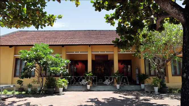 Gian nhà chính tại Nhà lao Hội An, nơi đang trưng bày các tư liệu, hiện vật về di tích lịch sử cách mạng này. Ảnh: Đỗ Trưởng – TTXVN
