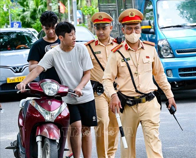 Bên cạnh việc kiểm tra nồng độ cồn, lực lượng Cảnh sát giao thông phát hiện một số trường hợp thanh thiếu niên điều khiển xe không đội mũ bảo hiểm, không chấp hành Luật giao thông đường bộ. Ảnh: Trung Nguyên - TTXVN