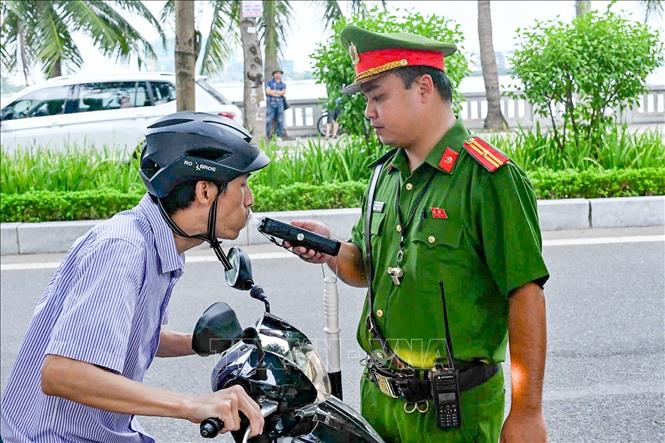 Việc tăng cường kiểm tra, xử lý vi phạm nhằm bảo đảm an toàn giao thông, phục vụ người dân đi lại, vui chơi trong kỳ nghỉ lễ Quốc khánh 2/9. Ảnh: Trung Nguyên - TTXVN