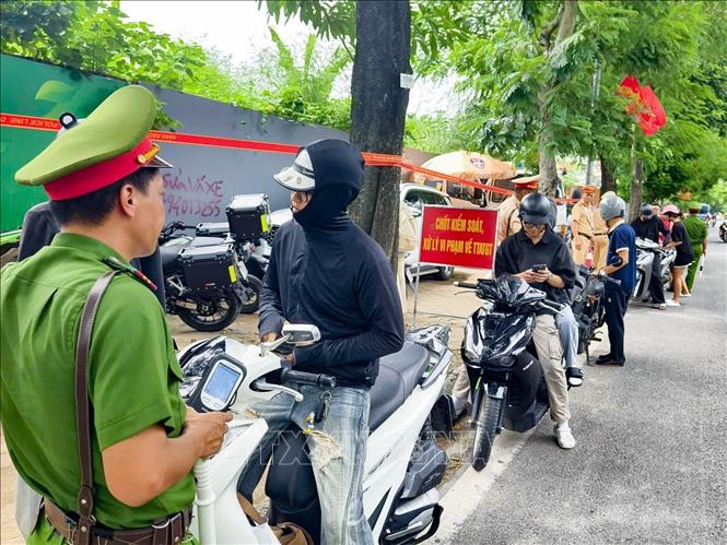 Lực lượng Cảnh sát giao thông và Công an cơ sở phối hợp kiểm soát phương tiện, xử lý vi phạm trật tự, an toàn giao thông. Ảnh: Trung Nguyên - TTXVN