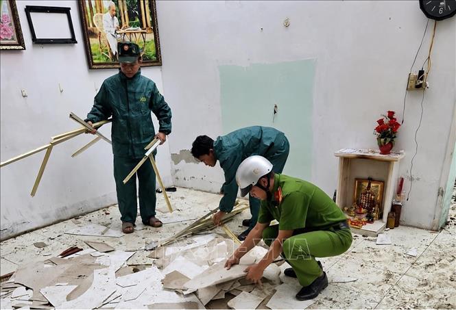 Lực lượng Công an Cà Mau hỗ trợ, giúp đỡ các hộ dân bị ảnh hưởng dông lốc trong đợt nghỉ lễ Quốc khánh 2/9. Ảnh: TTXVN phát