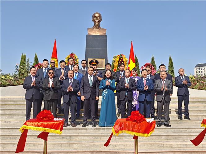Phó Chủ tịch nước Võ Thị Ánh Xuân và các đại biểu tại buổi lễ. Ảnh: Tâm Hằng, phóng viên TTXVN tại SNG