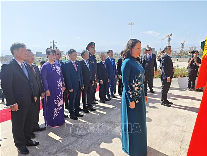Phó Chủ tịch nước Võ Thị Ánh Xuân cùng các đại biểu dâng hoa tưởng niệm Chủ tịch Hồ Chí Minh. Ảnh: Tâm Hằng, phóng viên TTXVN tại SNG