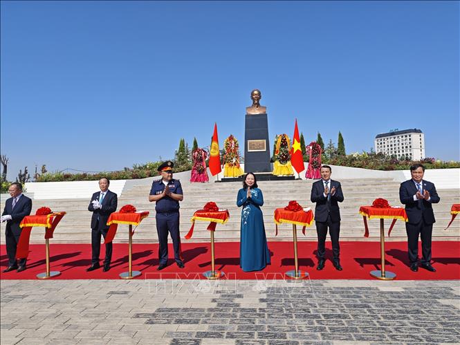 Phó Chủ tịch nước Võ Thị Ánh Xuân cùng các đại biểu thực hiện nghi thức cắt băng khánh thành Tượng đài Hồ Chí Minh. Ảnh: Tâm Hằng, phóng viên TTXVN tại SNG