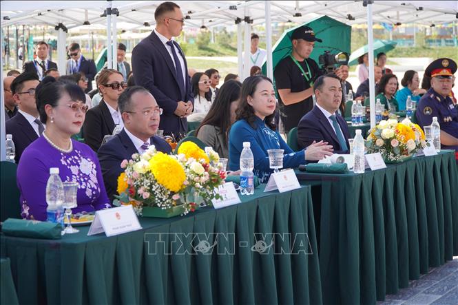  Phó Chủ tịch nước Võ Thị Ánh Xuân và các đại biểu dự buổi lễ. Ảnh: Tâm Hằng, phóng viên TTXVN tại SNG