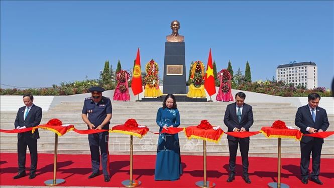 Phó Chủ tịch nước Võ Thị Ánh Xuân và các đại biểu thực hiện nghi thức cắt băng khánh thành Tượng đài Hồ Chí Minh. Ảnh: Tâm Hằng, phóng viên TTXVN tại SNG