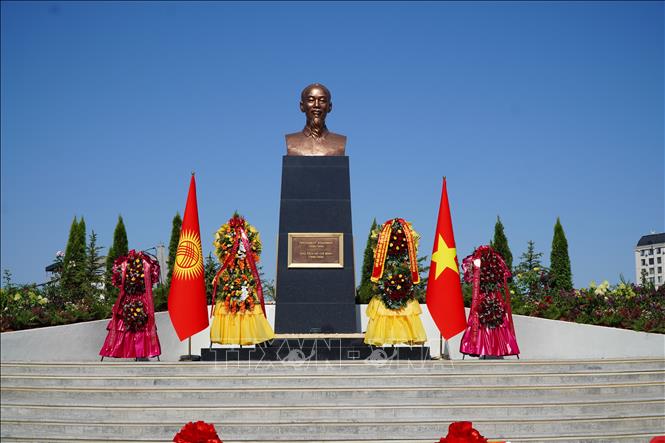 Tượng đài Hồ Chí Minh đặt tại khu phức hợp Royal Central Park ở thủ đô Bishkek. Ảnh: Tâm Hằng, phóng viên TTXVN tại SNG