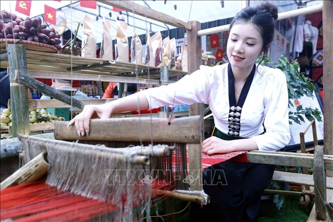 Trải nghiệm dệt thổ cẩm của đồng bào Thái tại Tuần Văn hóa Du lịch Mộc Châu tỉnh Sơn La năm 2026. Ảnh: Quang Quyết - TTXVN