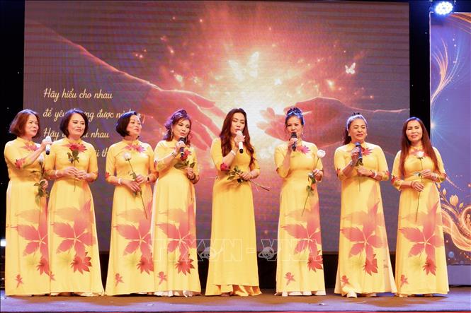 Một tiết mục ca hát của Tốp ca Câu lạc bộ Kết nối phụ nữ Việt Nam tại Đức. Ảnh: Thùy Linh - PV TTXVN tại Đức

