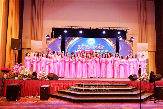 Màn biểu diễn nghệ thuật của Câu lạc bộ Kết nối phụ nữ Việt Nam tại Đức. Ảnh: Thùy Linh - PV TTXVN tại Đức
