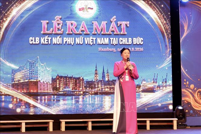 Chủ tịch Liên hiệp hội Phụ nữ Việt Nam tại Đức Trịnh Thị Mùi phát biểu tại buổi lễ. Ảnh: Thùy Linh - PV TTXVN tại Đức