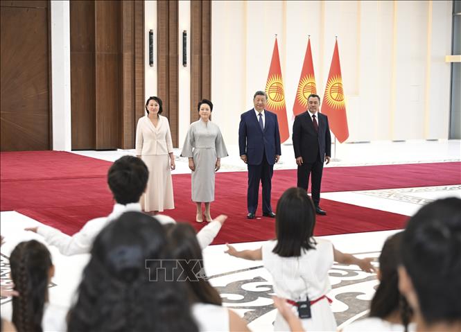 Tổng thống Kyrgyzstan Sadyr Japarov (phải) cùng phu nhân Aigul Japarova (trái) tại lễ đón Chủ tịch Trung Quốc Tập Cận Bình (thứ 2, phải) cùng phu nhân Bành Lệ Viện tại Bishkek, ngày 30/8/2026. Ảnh: THX/TTXVN phát