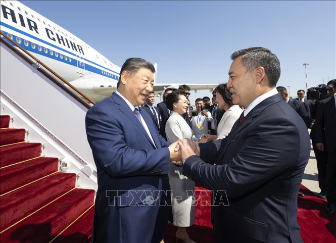 Tổng thống Kyrgyzstan Sadyr Japarov (phải, phía trước) đón Chủ tịch Trung Quốc Tập Cận Bình (trái, phía trước) tại sân bay Bishkek ngày 30/8/2026. Ảnh: THX/TTXVN phát