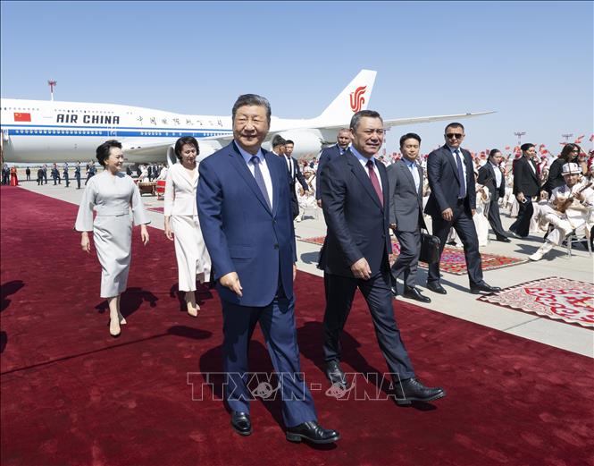 Tổng thống Kyrgyzstan Sadyr Japarov (thứ hai, trái, phía trước) đón Chủ tịch Trung Quốc Tập Cận Bình (trái, phía trước) tại sân bay Bishkek ngày 30/8/2026. Ảnh: THX/TTXVN phát