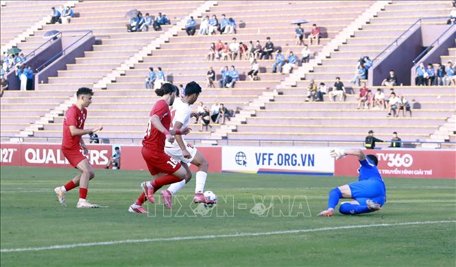Các cầu thủ U20 Iran tổ chức tấn công trước khung thành U20 Palestine, tạo ra tình huống dẫn đến bàn thắng. Ảnh: Hoàng Hùng - TTXVN.