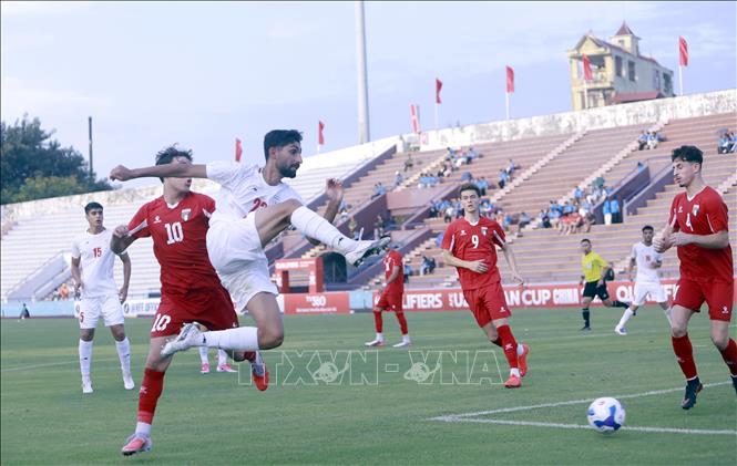 Cầu thủ hai đội tranh bóng trong một pha bóng quyết liệt ở khu vực vòng cấm địa đội Palestine. Ảnh: Hoàng Hùng - TTXVN 