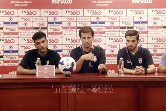 Huấn luyện viên trưởng U20 Iran Ghasem Hadadifar (giữa) phát biểu tại cuộc họp báo sau trận đấu. Ảnh: Hoàng Hùng - TTXVN 
