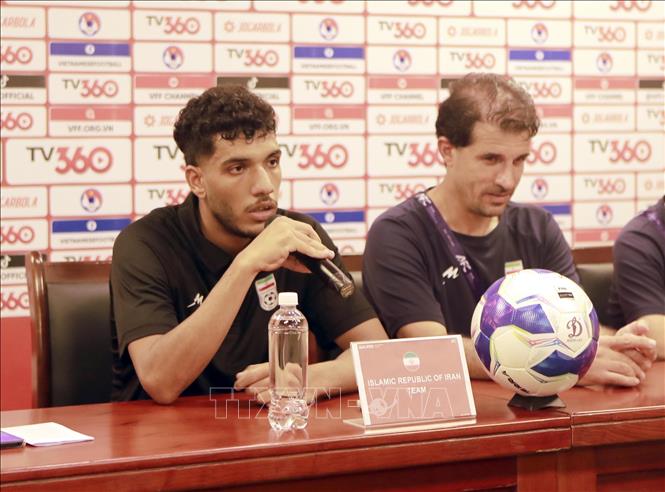 Cầu thủ Mahdi Cheshmberah, số 16 của U20 Iran, được bầu là Cầu thủ xuất sắc nhất trận, trả lời tại buổi họp báo sau trận đấu. Ảnh: Hoàng Hùng - TTXVN