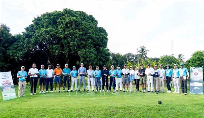Các golfer chụp ảnh trước giải đấu. Ảnh: TTXVN phát  