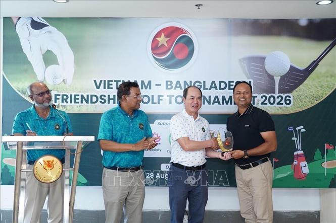 Đại sứ Nguyễn Mạnh Cường trao giải thưởng cho các golfer. Ảnh: TTXVN phát  