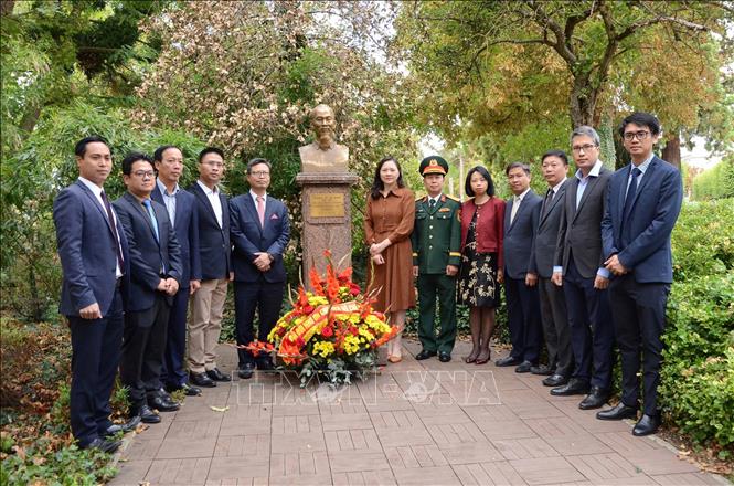 Đại sứ Việt Nam tại Pháp Trịnh Đức Hải cùng cán bộ, nhân viên Đại sứ quán và các cơ quan đại diện Việt Nam tại Pháp chụp ảnh lưu niệm bên tượng đài Chủ tịch Hồ Chí Minh tại thành phố Montreuil. Ảnh: Hữu Chiến - PV TTXVN tại Pháp