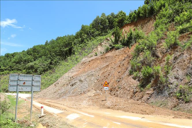 Cung sạt lở, sụt trượt taluy dương tại dốc Pù Huột trên quốc lộ 48C xảy ra do mưa lớn trong những ngày cuối tháng 8/2026. Nguy cơ sạt lở, sụt trượt tại khu vực này còn rất cao. Ảnh: Xuân Tiến - TTXVN 